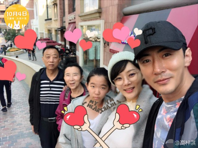 chae-rim-be-bung-bau-di-choi-voi-gia-dinh-chong