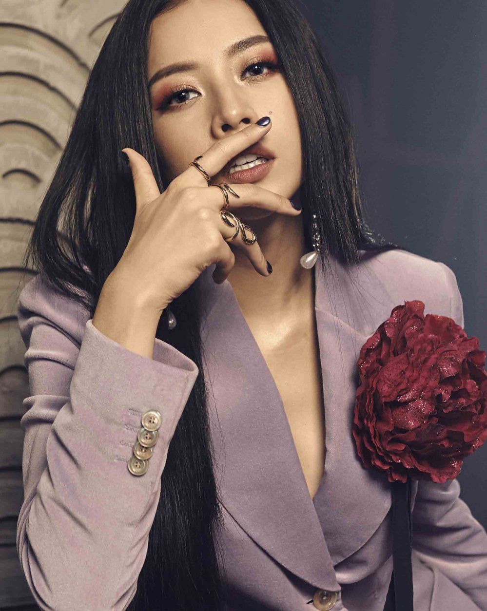 mv-dau-tien-trong-su-nghiep-ca-si-cua-chi-pu-co-dang-de-khen-3-1507692642-width1960height2458