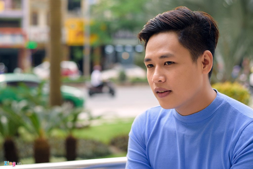 'Hot boy tra sua': 'Thay khen toi hat hay hon vai ca si hien nay' hinh anh 2