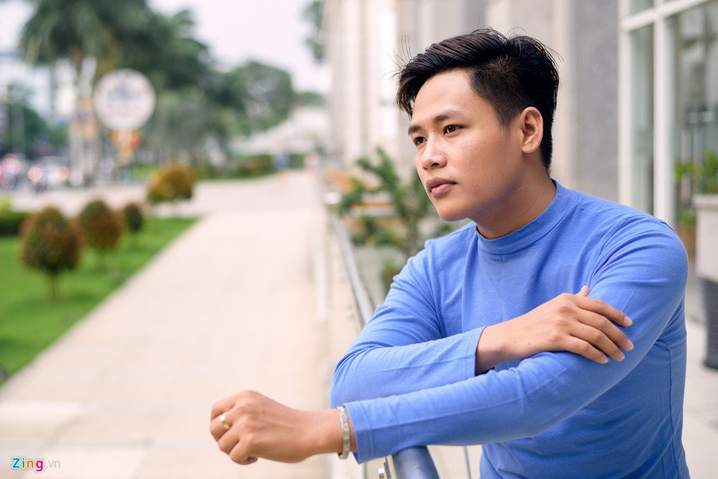 'Hot boy tra sua': 'Thay khen toi hat hay hon vai ca si hien nay' hinh anh 4