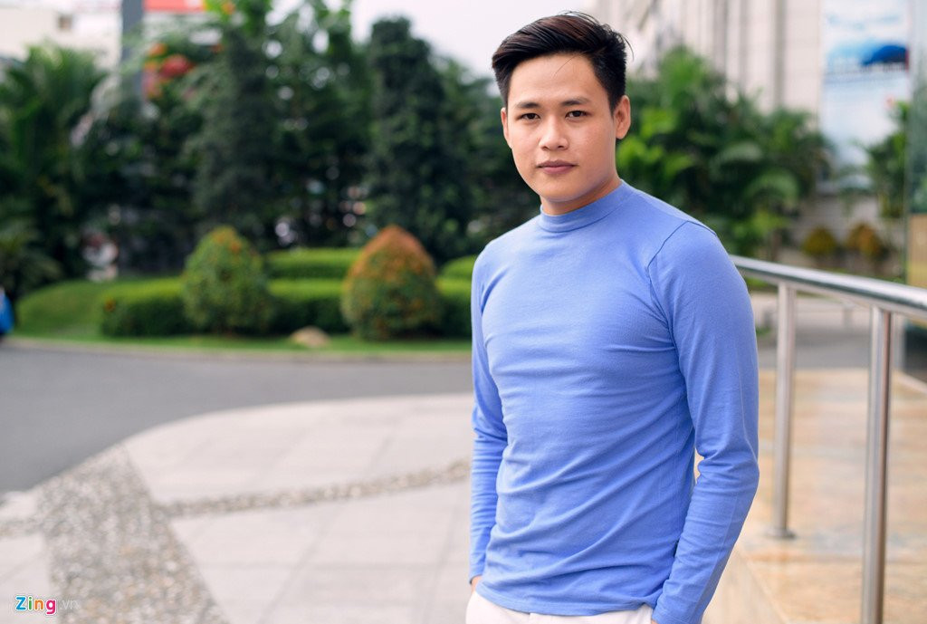 'Hot boy tra sua': 'Thay khen toi hat hay hon vai ca si hien nay' hinh anh 5