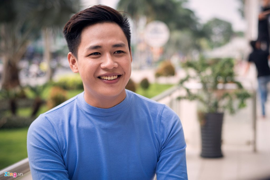 'Hot boy tra sua': 'Thay khen toi hat hay hon vai ca si hien nay' hinh anh 1