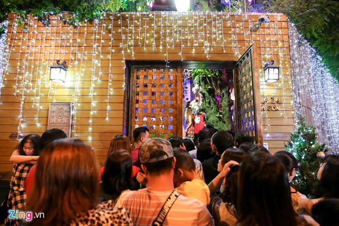 Nguoi Sai Gon do xo den nha Dam Vinh Hung choi dem Noel hinh anh 1