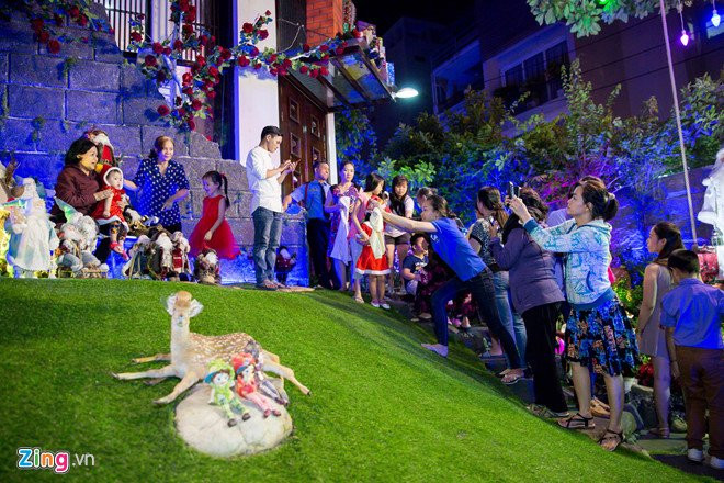 Nguoi Sai Gon do xo den nha Dam Vinh Hung choi dem Noel hinh anh 12