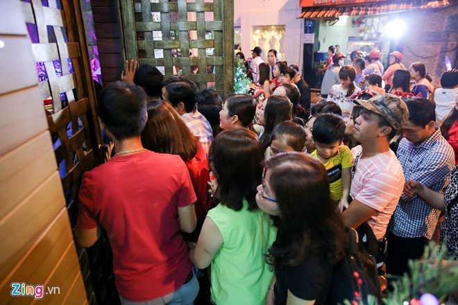 Nguoi Sai Gon do xo den nha Dam Vinh Hung choi dem Noel hinh anh 2