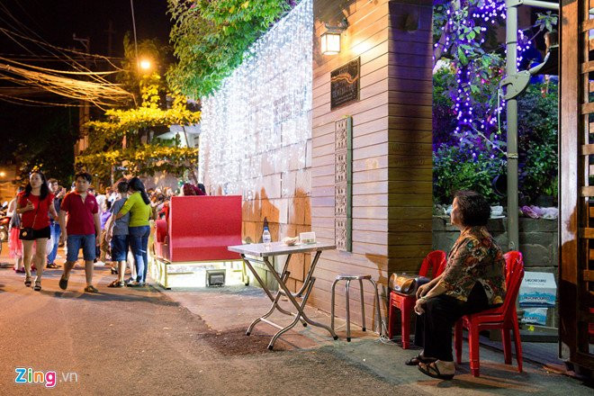 Nguoi Sai Gon do xo den nha Dam Vinh Hung choi dem Noel hinh anh 3