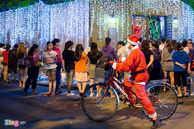 Nguoi Sai Gon do xo den nha Dam Vinh Hung choi dem Noel hinh anh 4