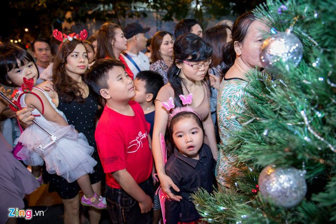 Nguoi Sai Gon do xo den nha Dam Vinh Hung choi dem Noel hinh anh 5