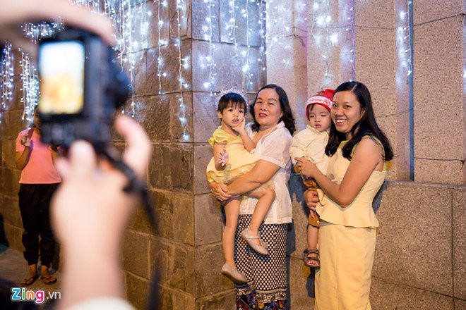Nguoi Sai Gon do xo den nha Dam Vinh Hung choi dem Noel hinh anh 6