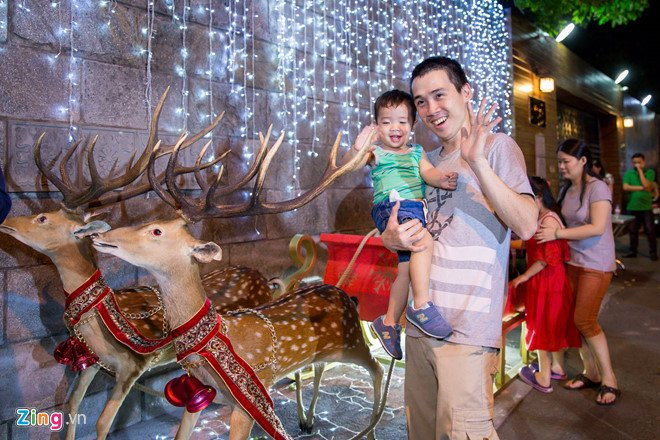 Nguoi Sai Gon do xo den nha Dam Vinh Hung choi dem Noel hinh anh 7