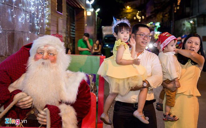 Nguoi Sai Gon do xo den nha Dam Vinh Hung choi dem Noel hinh anh 8