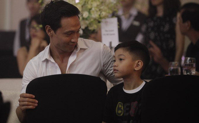 Trong khi nữ ca sĩ biểu diễn Kim Lý giúp cô chăm sóc con trai Subeo.