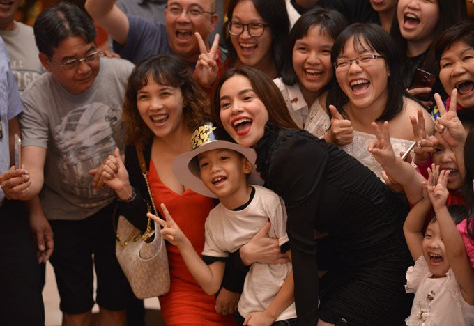 Mẹ con Hồ Ngọc Hà vui vẻ chụp ảnh kỷ niệm cùng khán giả trong ngày cuối cùng của năm 2017.