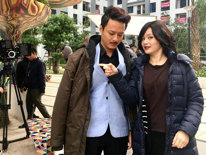 Là người dễ hòa đồng và hài hước, Lan Phương thường xuyên trêu chọc bạn diễn và cũng là tâm điểm để các diễn viên trong đoàn trêu chọc.