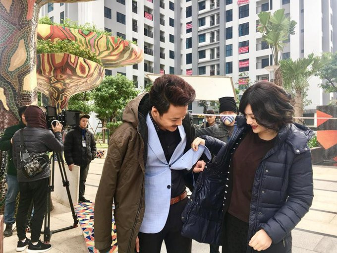 Lan Phương và Hồng Đăng vạch áo đùa nhau ở hậu trường. Nữ diễn viên chia sẻ Hồng Đăng biết cô mắc bệnh sợ bẩn nhưng thường xuyên giở các trò để nhằm vào điểm yếu này. Trong phim, hai người vào vai vợ chồng trải qua nhiều bi kịch, ngang trái đến mức người vợ bị phát điên vì ghen tuông.