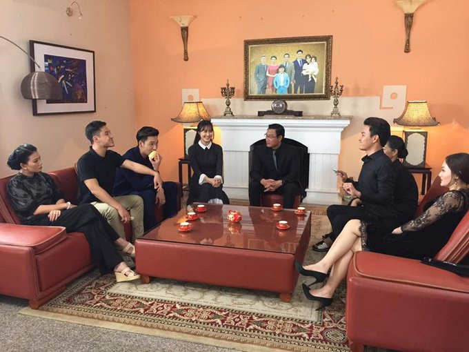 Các thành viên Vũ Gia trò chuyện vui vẻ ở hậu trường, trái ngược hoàn toàn với không khí căng thẳng và những màn cãi vã trên phim.