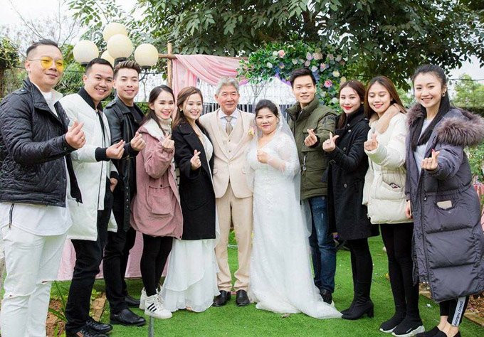 Vợ chồng NSND Thanh Hoa vui vẻ chụp hình bên ê kíp chương trình Người phụ nữ hạnh phúc.