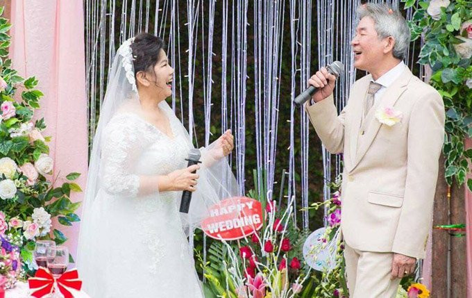 Cả hai còn hòa giọng song ca bài hát Gửi em ở cuối sông Hồng rất ngọt ngào khiến các vị khách vỗ tay không ngừng.