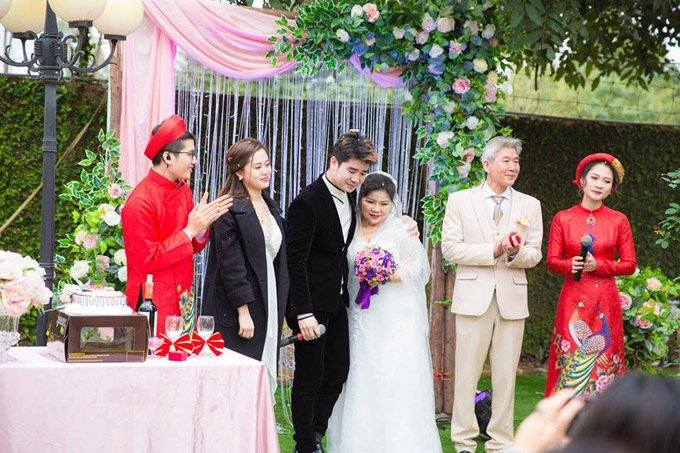 Trong ngày cưới của bố mẹ, ca sĩ Tôn Thất Sơn không giấu được niềm vui. Anh đã lén lau những giọt nước mắt khi chứng kiến giây phút bố mẹ trao nhẫn, cắt bánh.