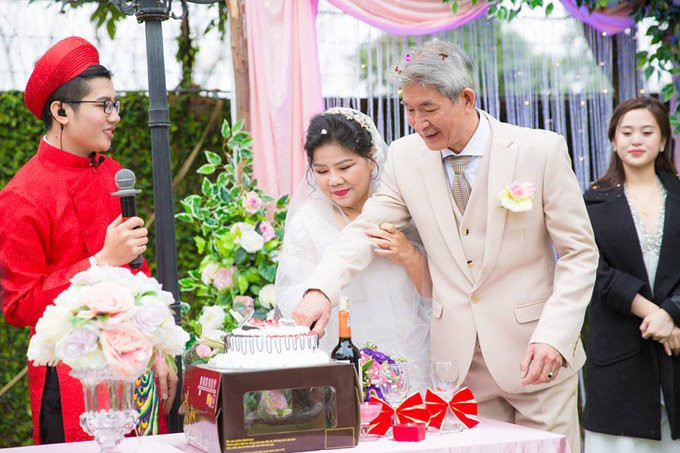 Vợ chồng nghệ sĩ Tôn Thất Lợi - Thanh Hoa đã chung sống hạnh phúc bên nhau gần 35 năm qua. Họ có chung một con trai là ca sĩ Tôn Thất Sơn.