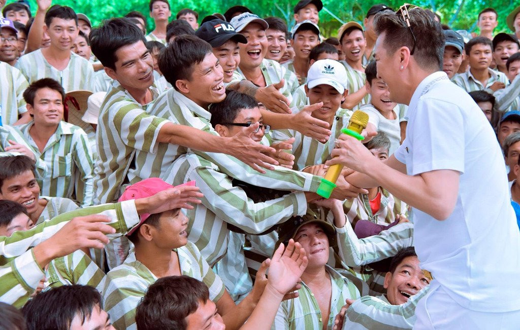 Dam Vinh Hung, Truong Giang bieu dien o trai giam ngay can Tet hinh anh 2