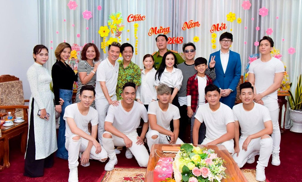 Dam Vinh Hung, Truong Giang bieu dien o trai giam ngay can Tet hinh anh 5