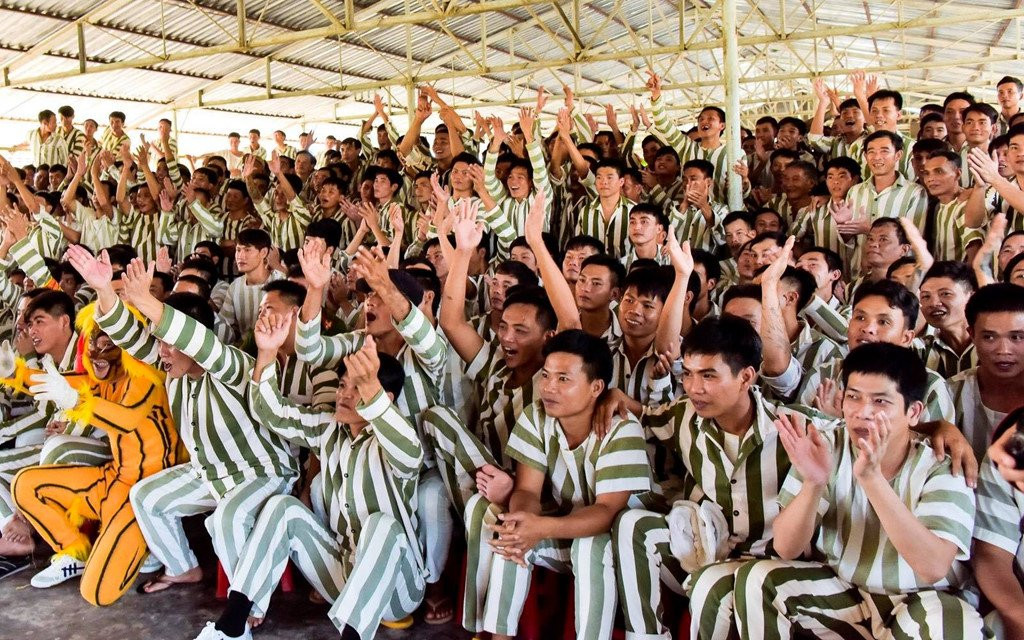 Dam Vinh Hung, Truong Giang bieu dien o trai giam ngay can Tet hinh anh 4