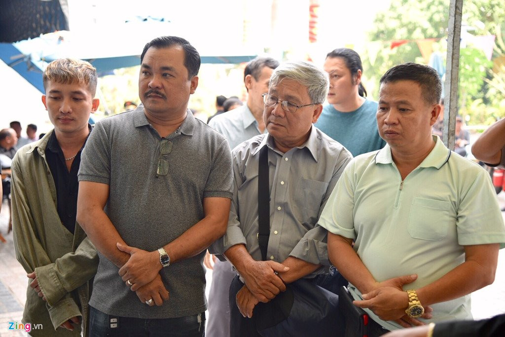 Nghe si Sai Gon nghen ngao trong le tang Nguyen Hau ngay cuoi nam hinh anh 1