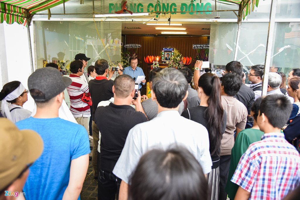 Nghe si Sai Gon nghen ngao trong le tang Nguyen Hau ngay cuoi nam hinh anh 5