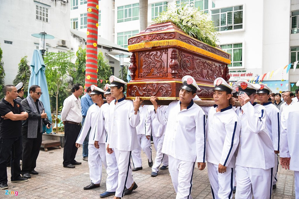 Nghe si Sai Gon nghen ngao trong le tang Nguyen Hau ngay cuoi nam hinh anh 10