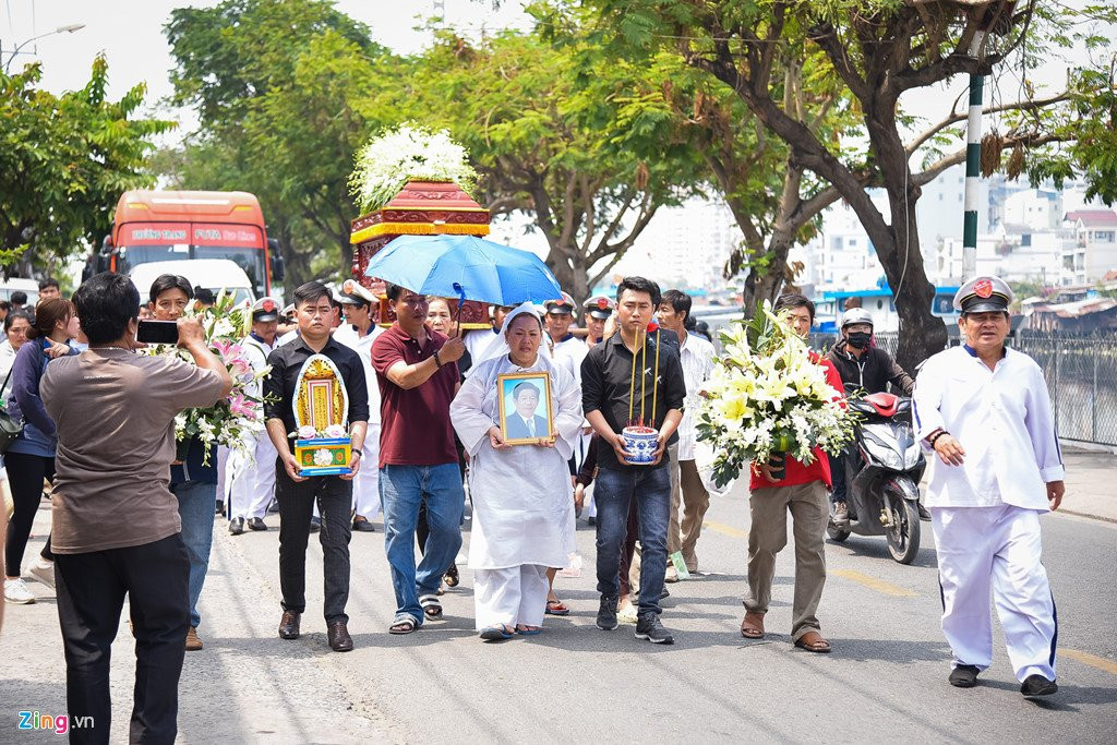 Nghe si Sai Gon nghen ngao trong le tang Nguyen Hau ngay cuoi nam hinh anh 11