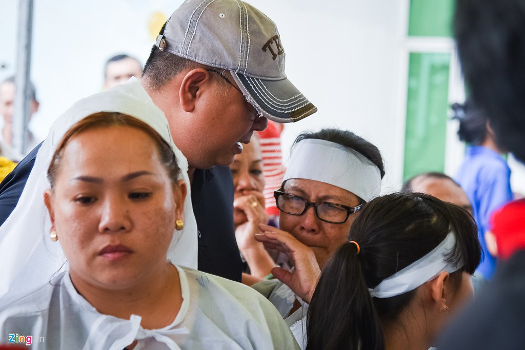 Nghe si Sai Gon nghen ngao trong le tang Nguyen Hau ngay cuoi nam hinh anh 8