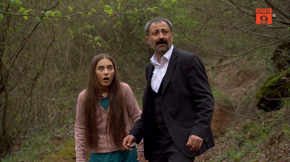 7.Zehra va ong Ceman hoang so khi nghe tieng sung no 3