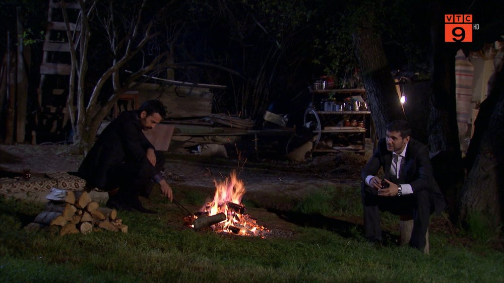 Azad va Devran roi khoi hon le va cung ngoi tro chuyen ve cuoc song, tinh yeu. Azad khuyen Devran hay nghe theo trai tim cua minh 7