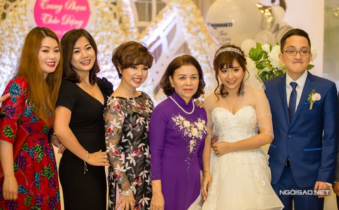 Nghệ sĩ Ngọc Huyền và bà thông gia (áo dài tím) rất thân thiết bên nhau. Cả hai vui vẻ cùng các con chụp ảnh với khách mời. 