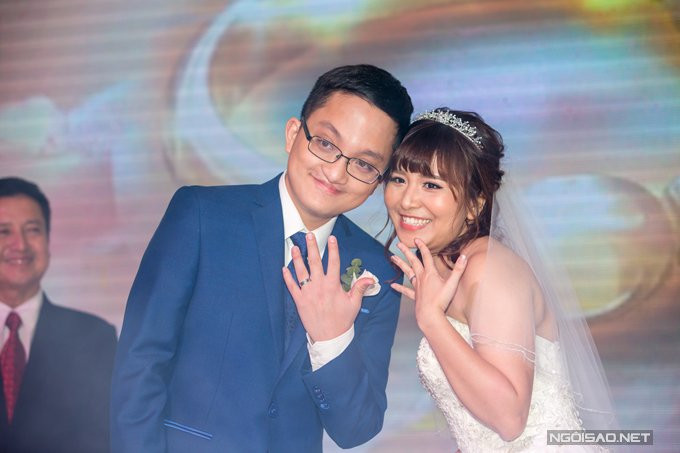 Cô dâu, chú rể nhí nhảnh khoe với mọi người đã chính thức ràng buộc nhau.