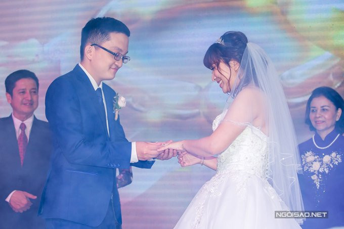 Trong khoảnh khắc hai con trao nhẫn cưới, thề nguyện sẽ yêu thương, chung sống hoà thuận, Chí Trung mỉm cười mãn nguyện. 