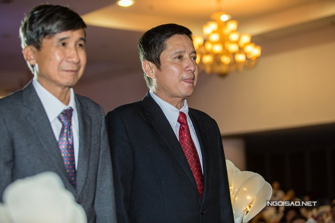 Khi xuất hiện trên lễ đường cùng ông thông gia để chuẩn bị tiến hành các nghi thức cưới truyền thống cho con trai, Chí Trung khá hồi hộp. 