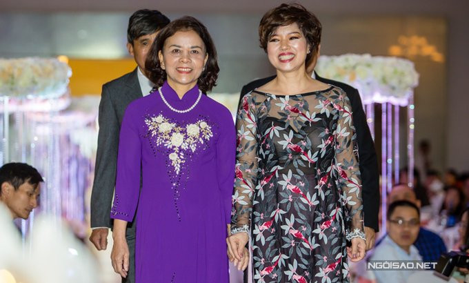 Trong khi đó, bà xã anh lại cười rạng rỡ vì đã lên chức mẹ chồng. 