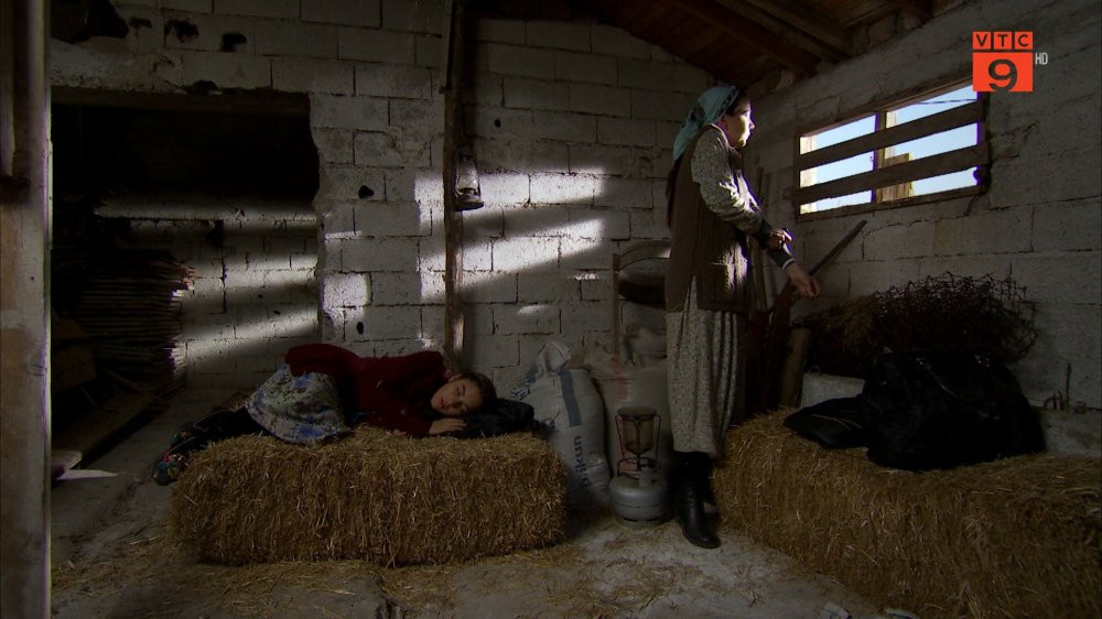 Ashide va Zehra tron trong mot ngoi nha hoang 9