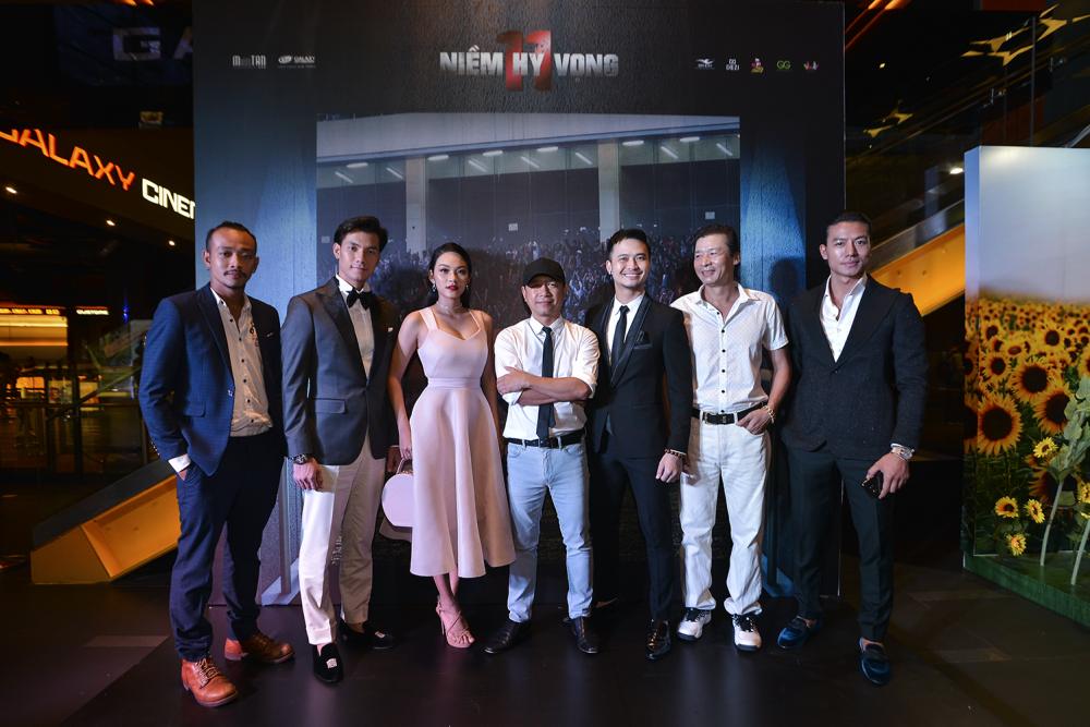 Dien vien Nhan Phuc Vinh, Hoang Phi, Hieu Nguyen, Hung ChilHyun, NSUT Vo Hoai Nam, Thanh Tu cung dao dien Robie Truong tai buoi ra mat phim 11 Niem Hy Vong o Ha Noi 1