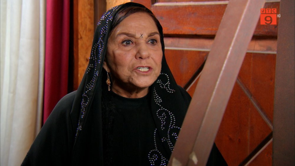 Ba Nujin nghe thay gian giu, yeu cau Fatma sap xep giuong o phong khach duoi nha, tu tay ba se cham soc ong Kadim, con trai minh 6