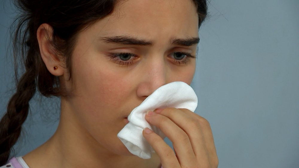 Zehra dan vat khi nhin thay chiec tat cua dua be danh roi tren giuong minh 3