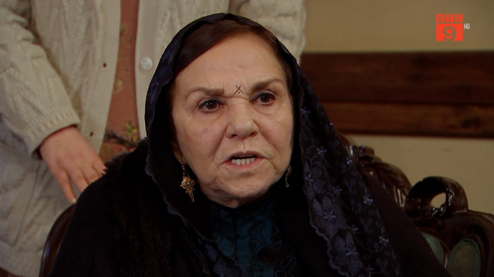 Ba noi Nujin yeu cau Devran den Istabul tim Ceman va chi co the quay ve khi tim thay dua be 11