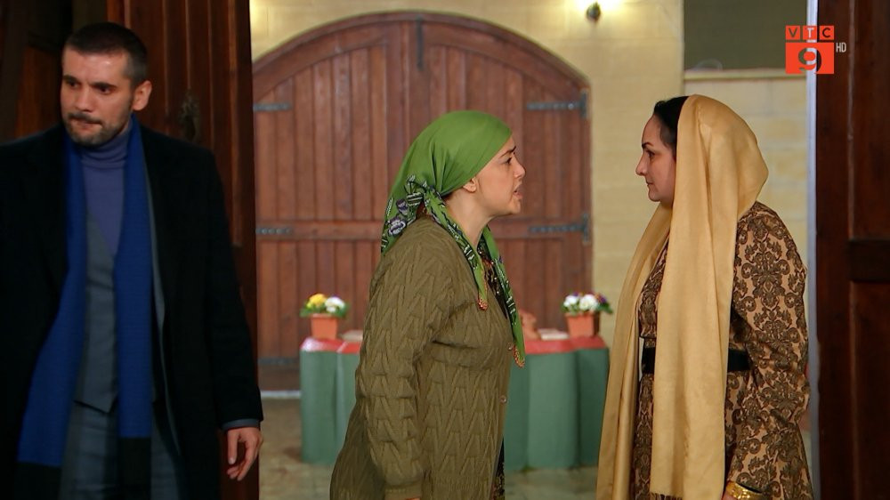 Fatma xen vao giua cuoc noi chuyen cua Devran va Behiye 14