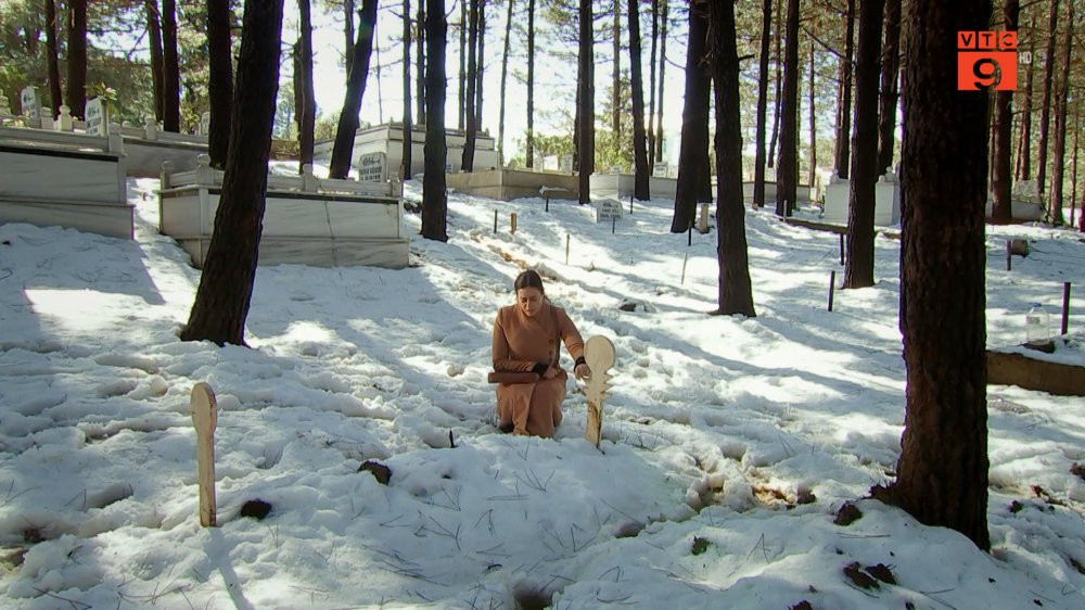 Melek ngoi khoc ben ngoi mo phu tuyet lanh gia cua Zehra