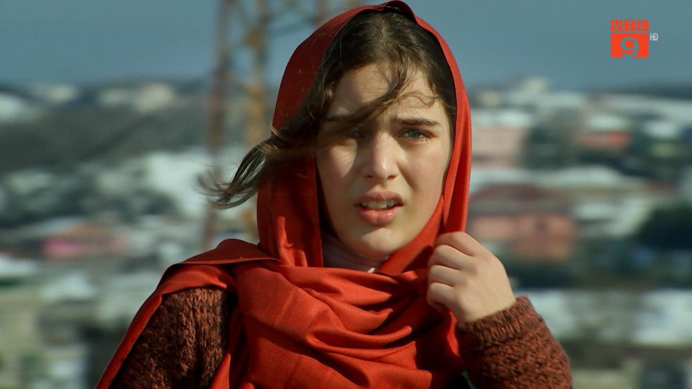 Nhin thay Melek dang di tren duong, Zehra voi va duoi theo 12