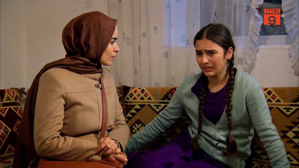 Zehra lo lang khi thay vet mau tren tay ao bac sy 8