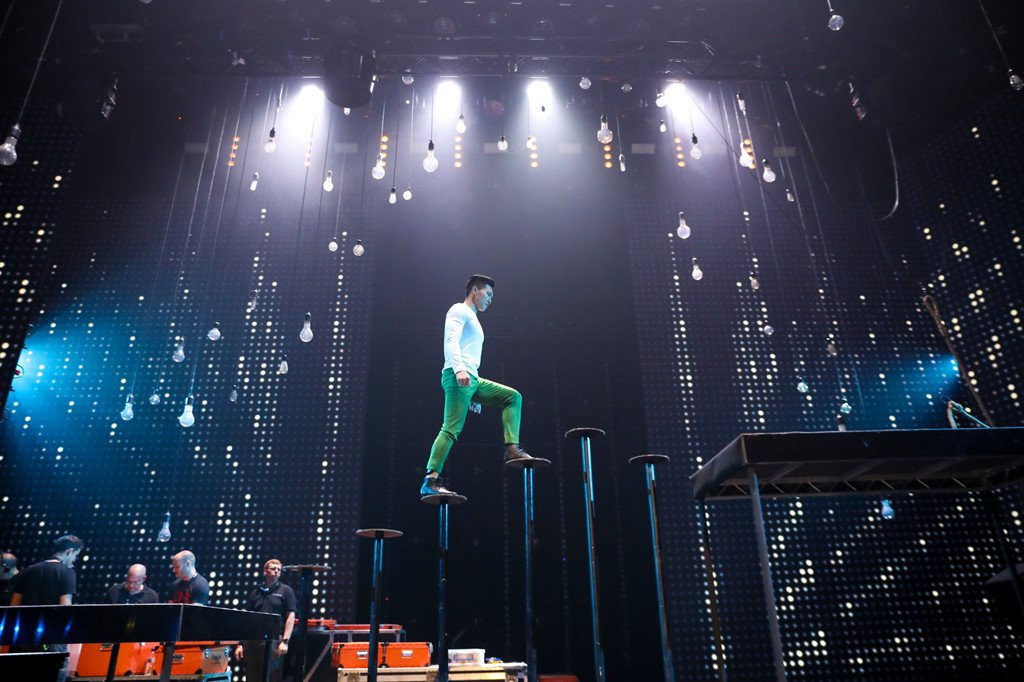 Quoc Co, Quoc Nghiep nam nghi o cau thang trong hau truong Got Talent hinh anh 3