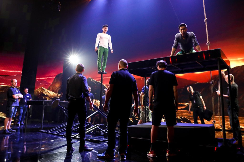 Quoc Co, Quoc Nghiep nam nghi o cau thang trong hau truong Got Talent hinh anh 6